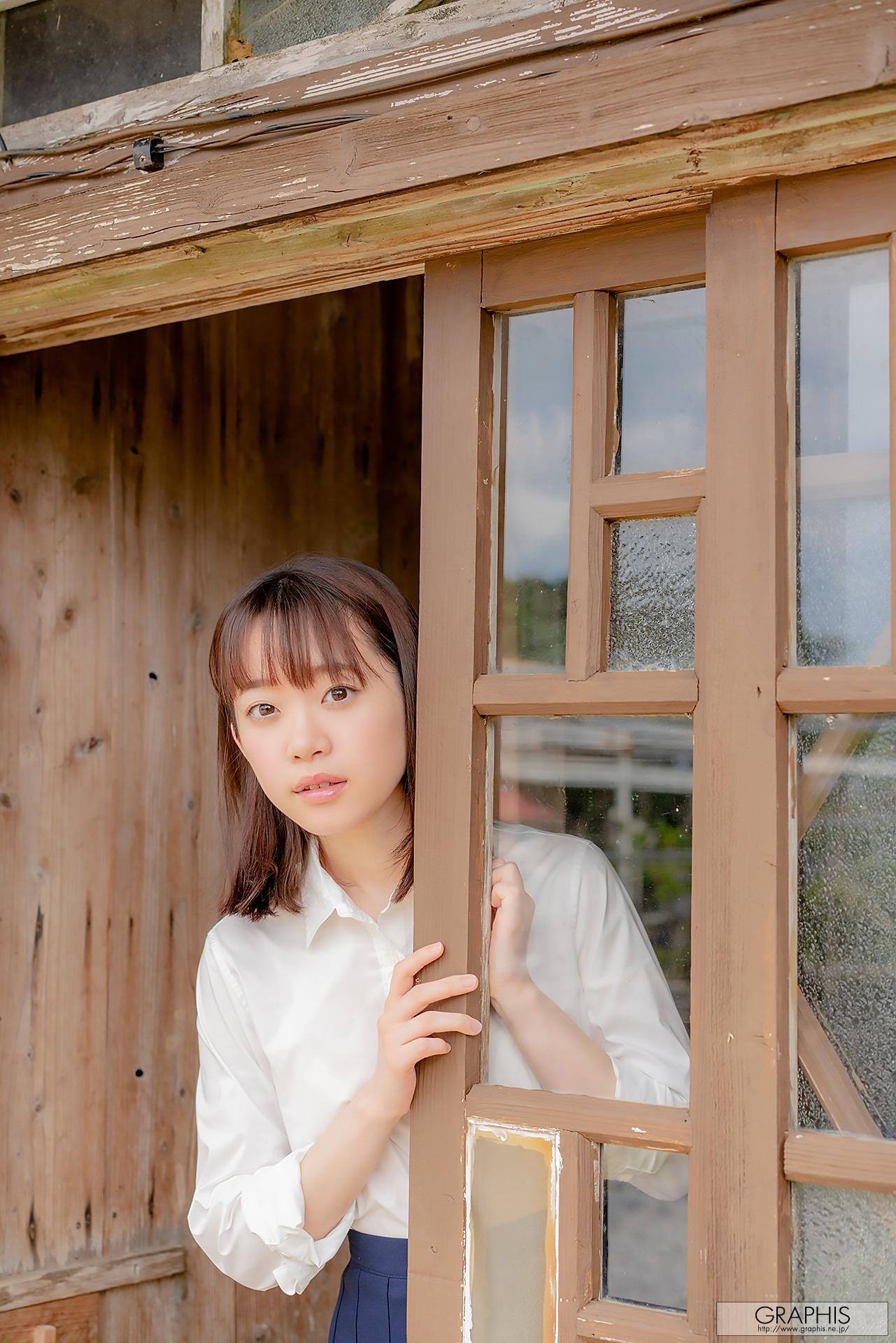 碎花细吊带裙线条勾勒内里迷人美胸身段